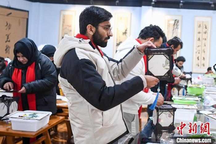 巴基斯坦留學生制作燈籠?！钊A峰 攝