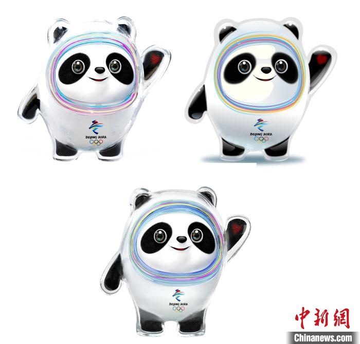 設(shè)計團隊將“冰絲帶”的形象引入大熊貓后逐漸成型。上方兩個形象還是外八字腳，下方形象為最終定稿?！⑵皆乒﹫D