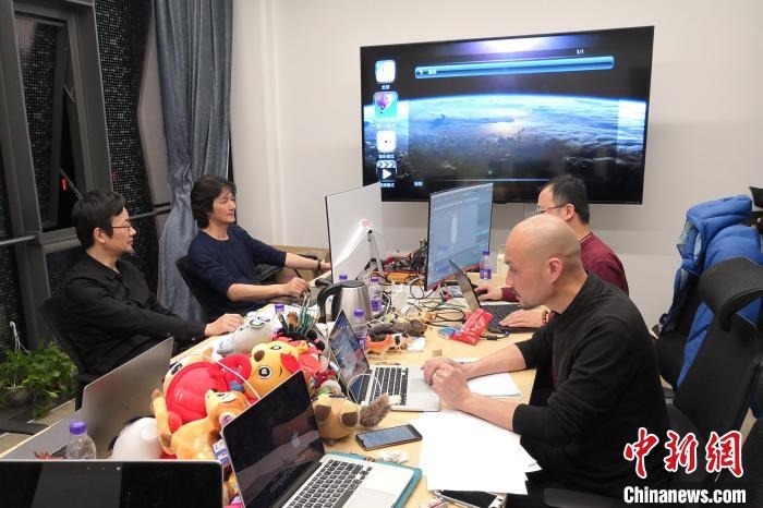 廣州美術(shù)學(xué)院曹雪、劉平云帶領(lǐng)的設(shè)計團隊對北京冬奧會吉祥物加班加點進行修改設(shè)計。(資料圖) 劉平云供圖