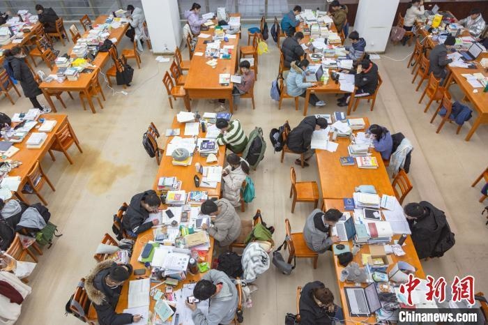 資料圖：南昌大學(xué)圖書館自習(xí)室內(nèi)，考生正在緊張復(fù)習(xí)。　劉力鑫 攝