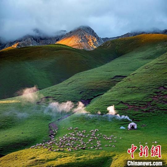 圖為作品《晨光炊煙》。　焦生福 攝