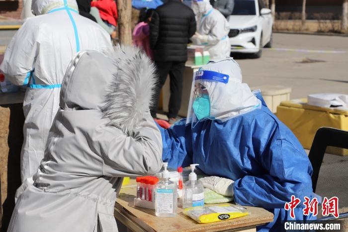 呼和浩特市民做核酸?！埩只?攝