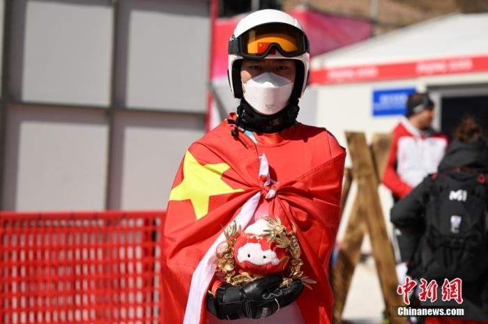 3月6日，中國(guó)選手梁景怡在賽后手捧吉祥物。當(dāng)日，北京2022年冬殘奧會(huì)殘奧高山滑雪男子超級(jí)大回轉(zhuǎn)-站姿決賽在國(guó)家高山滑雪中心舉行，中國(guó)選手梁景怡奪得冠軍。 <a target='_blank' href='/'>中新社</a>記者 劉冉陽(yáng) 攝 　