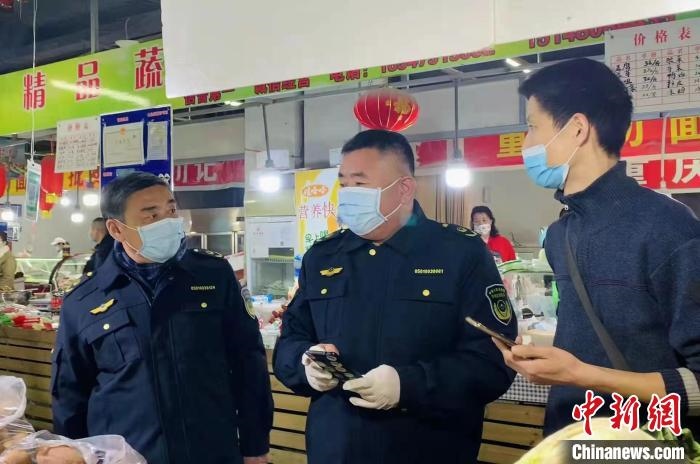 圖為執(zhí)法人員進(jìn)行調(diào)查。　李婷婷　攝