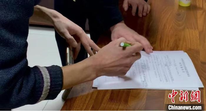 圖為現(xiàn)場下達(dá)詢問通知書?！±铈面?攝