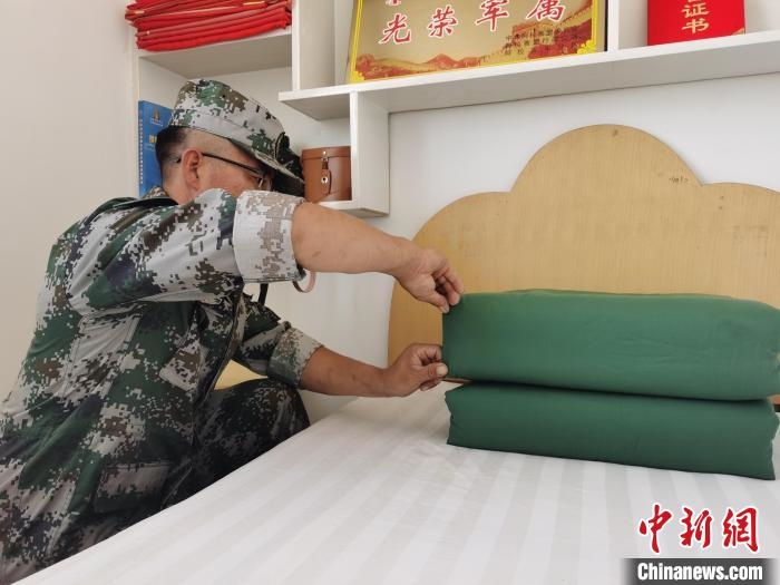 圖為謝寶民以軍人標(biāo)準(zhǔn)要求自己?！∈茉L者供圖