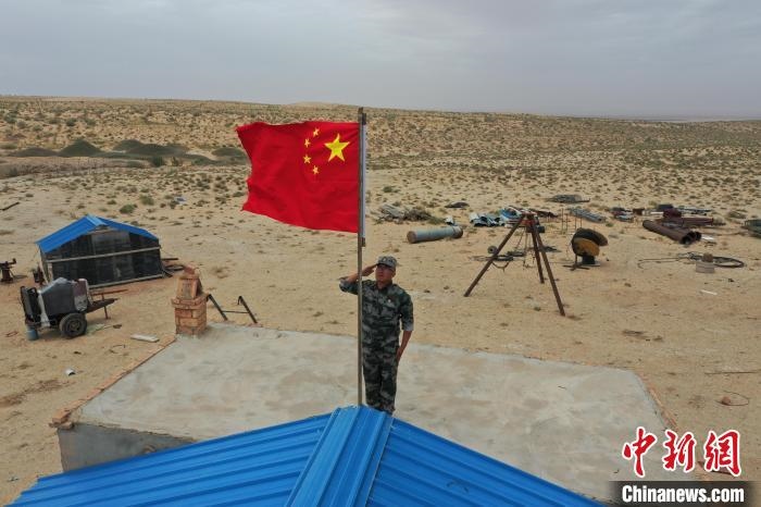 圖為每天升旗是謝寶民的必修課?！∈茉L者供圖