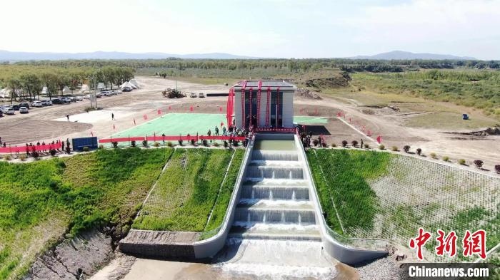 圖為生態(tài)補(bǔ)水現(xiàn)場?！》缎Э?攝