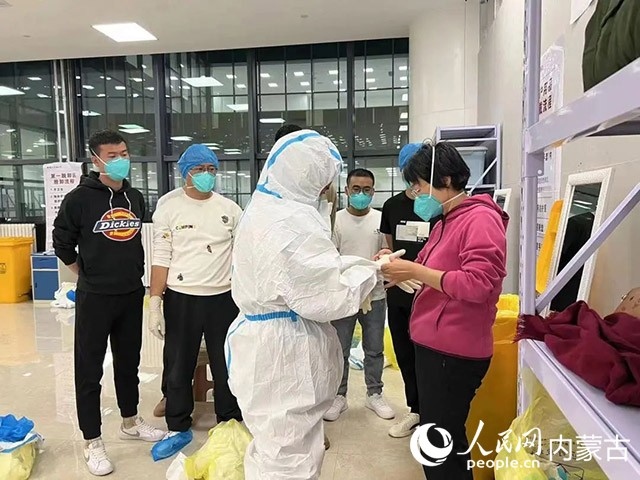 醫(yī)護(hù)人員正在方艙醫(yī)院工作。呼和浩特市第一醫(yī)院供圖