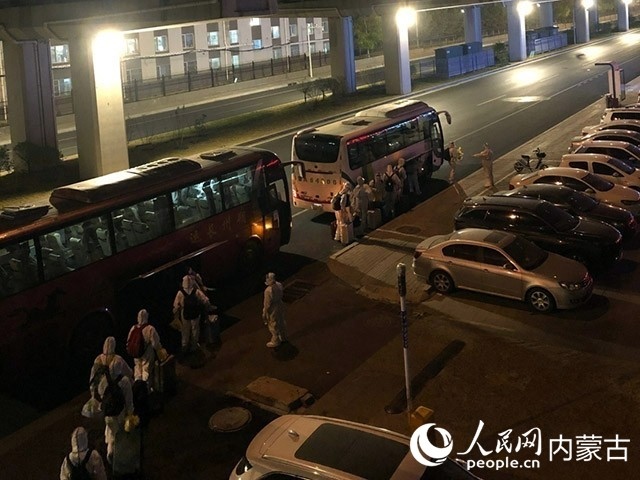 高校學(xué)生有序登車，前往隔離點。內(nèi)蒙古教育廳供圖