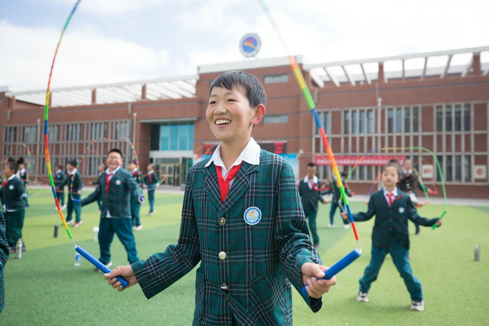 1618229334968919.jpg 跳繩特色體育課上,同學(xué)們正在練習(xí)跳繩.jpg