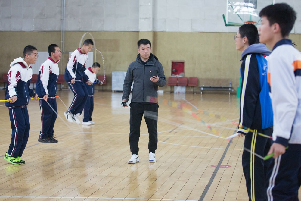 1618229375115874.jpg 教練楊虎正在指導(dǎo)隊(duì)員訓(xùn)練.jpg