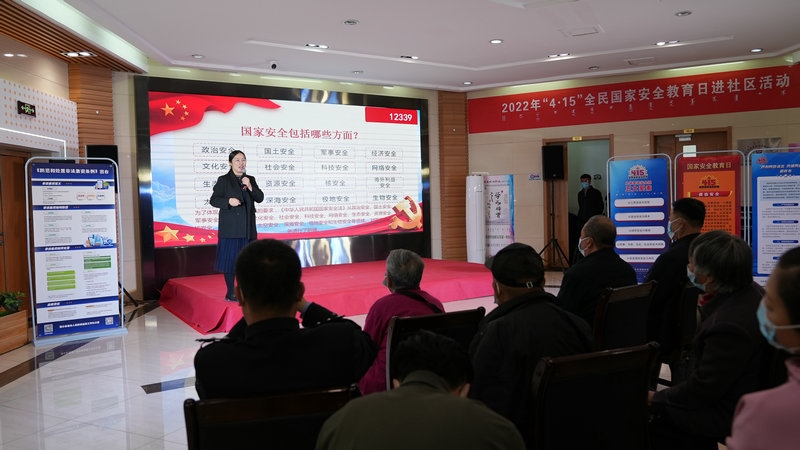 線下聯(lián)合各國(guó)家安全委員單位同步開(kāi)展“國(guó)家安全進(jìn)社區(qū)”活動(dòng)，現(xiàn)場(chǎng)通過(guò)以國(guó)家安全知識(shí)問(wèn)答為主線，穿插烏蘭牧騎演出、國(guó)家安全宣講、發(fā)放國(guó)家安全法律法規(guī)讀本等形式，圍繞什么是國(guó)家安全、國(guó)家安全包含哪些內(nèi)容、如何維護(hù)國(guó)家安全等方面，為社區(qū)老百姓開(kāi)展宣傳宣講，同時(shí)作為現(xiàn)場(chǎng)“進(jìn)社區(qū)”活動(dòng)與線上直播活動(dòng)連線，把現(xiàn)場(chǎng)熱烈氣氛帶到網(wǎng)絡(luò)，與大家共同分享。 (4)_副本.jpg