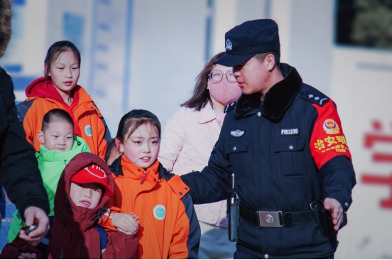 站好“護(hù)學(xué)崗”，守護(hù)“成長路”——南地公安持續(xù)開展護(hù)學(xué)行動494.png