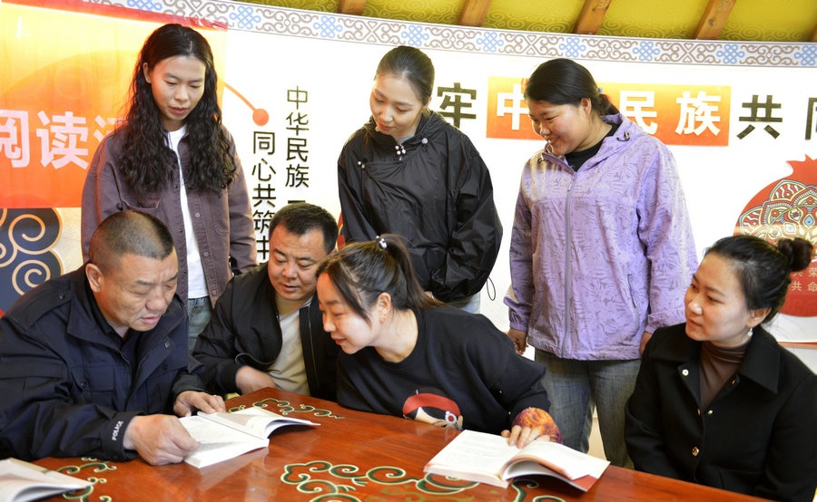 1713945668411857.jpeg 2老年人開展閱讀活動(dòng).jpeg