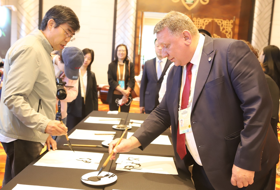 非遺、書法、文創(chuàng)齊亮相！2025年國家重要橋頭堡智庫論壇讓中外嘉賓讀懂北疆文化