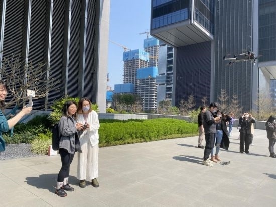 記者在體驗(yàn)無(wú)人機(jī)飛行