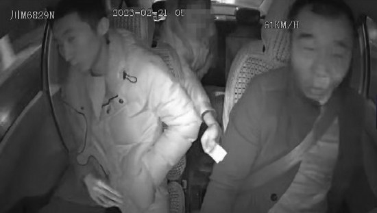 凌晨女子打車到江邊，并掏出百元大鈔給司機稱不用找了。資陽公安供圖