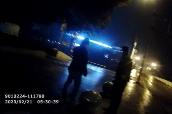 報警人唐師傅向民警講述情況 。資陽公安供圖