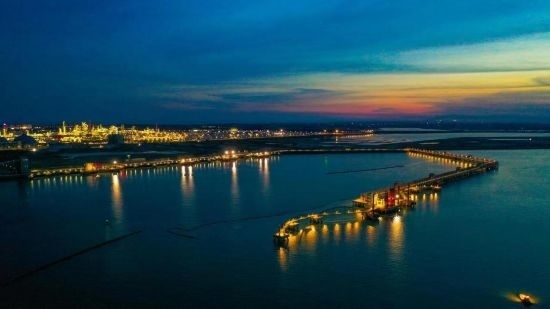 圖為中科煉化自建港口碼頭，30萬噸級原油泊位