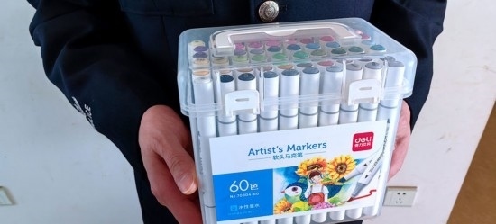 民警送上的馬克筆。資陽市公安供圖