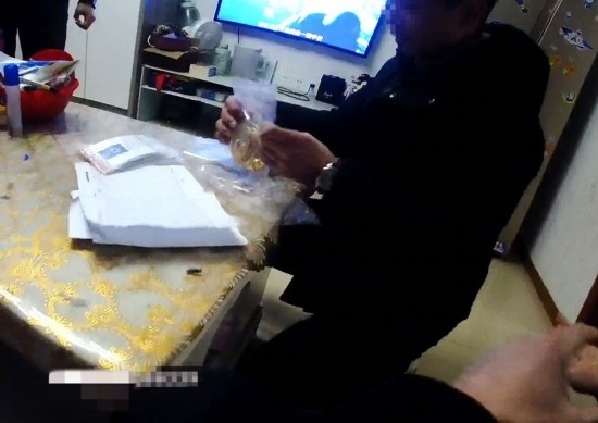 失主對照清單清點黃金等貴重物品。資陽市公安供圖