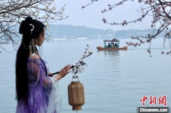 圖為游客在昆明湖畔游玩。<a target='_blank' data-cke-saved-href='/' href='/'><p align=