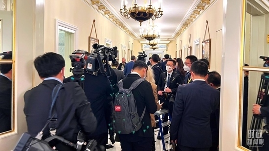  △等待進入會場的新聞記者擠滿走廊。（總臺央視記者程鋮拍攝）