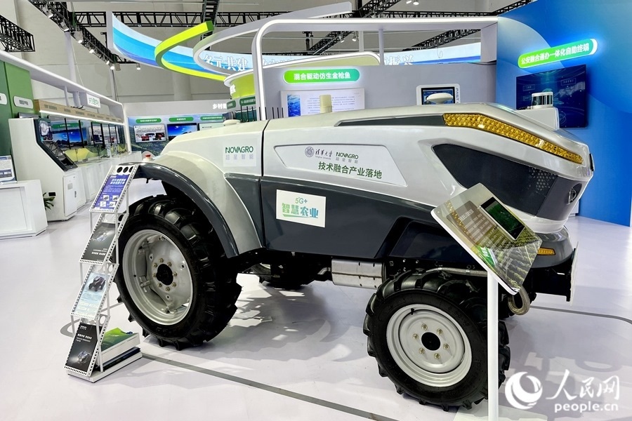 通過手機，就能指揮新能源無人駕駛拖拉機在田里作業(yè)。人民網(wǎng) 錢嘉禾攝