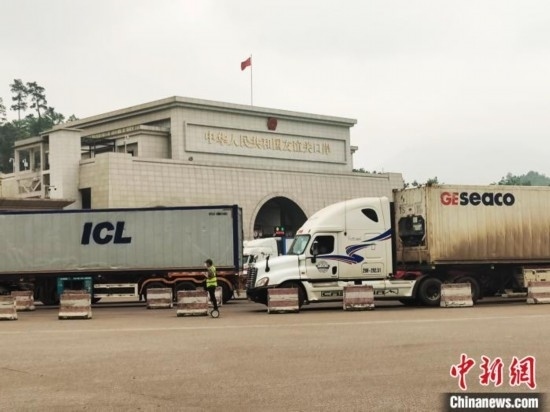 近日，位于中越邊境廣西憑祥市的友誼關口岸車水馬龍，裝載著東盟水果的跨境車輛來往不斷。黃艷梅 攝
