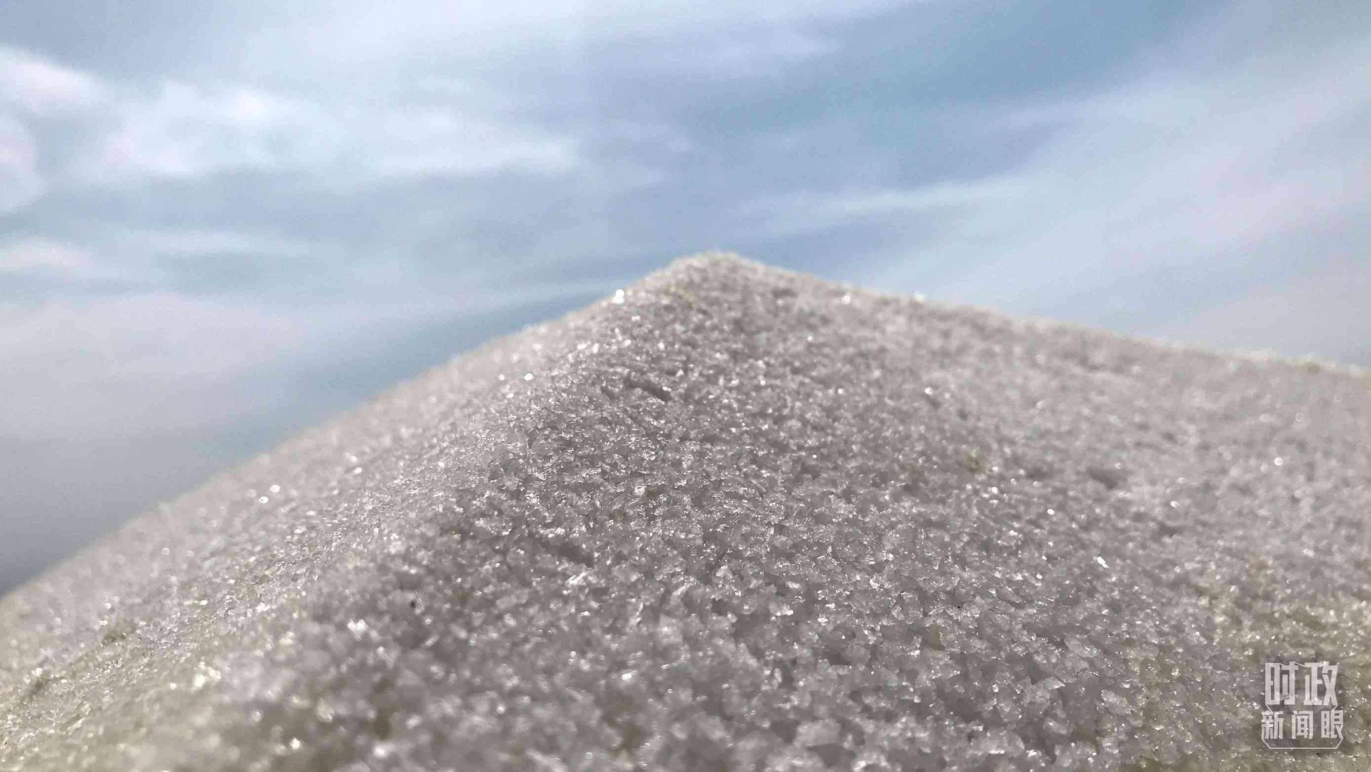 △鹽湖出產的河東大鹽。（總臺央視記者石偉明拍攝）