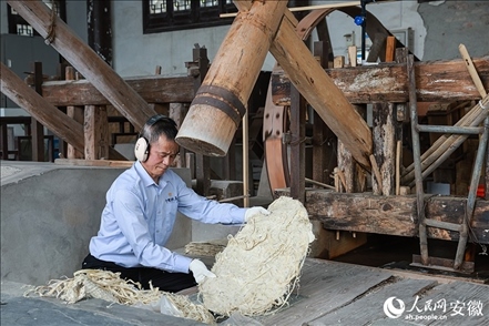 宣紙制作工藝——制簾。人民網(wǎng)記者 張俊攝