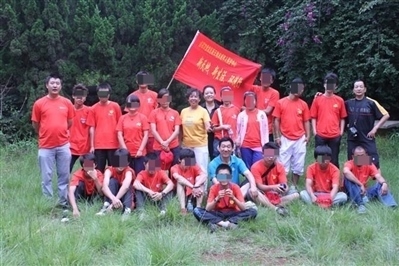 項(xiàng)目辦開展活動(dòng)合影，喬海云（后排中，黑衣）和張?jiān)氯纾ê笈庞乙唬? referrerpolicy=