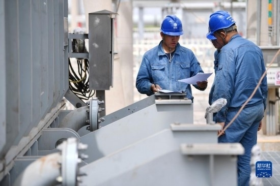 5月27日，電力工人在工程現(xiàn)場(chǎng)進(jìn)行檢修作業(yè)。