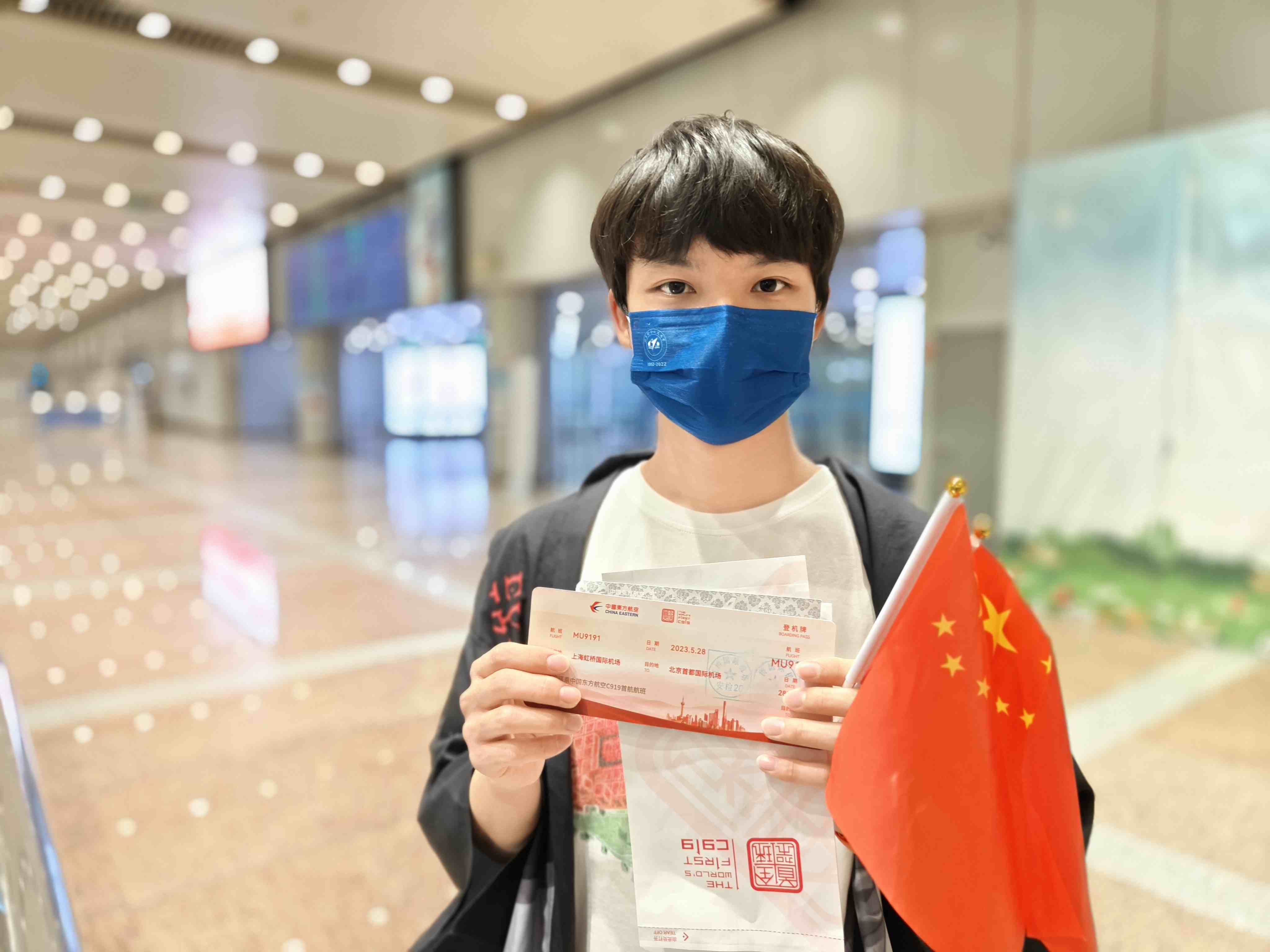 張可立向記者展示有著紀(jì)念意義的登機(jī)牌。人民網(wǎng)記者 夏曉倫攝