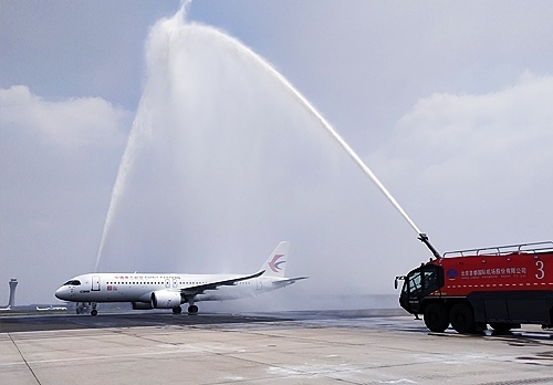 C919穿過象征民航最高禮儀的“水門”。東航供圖