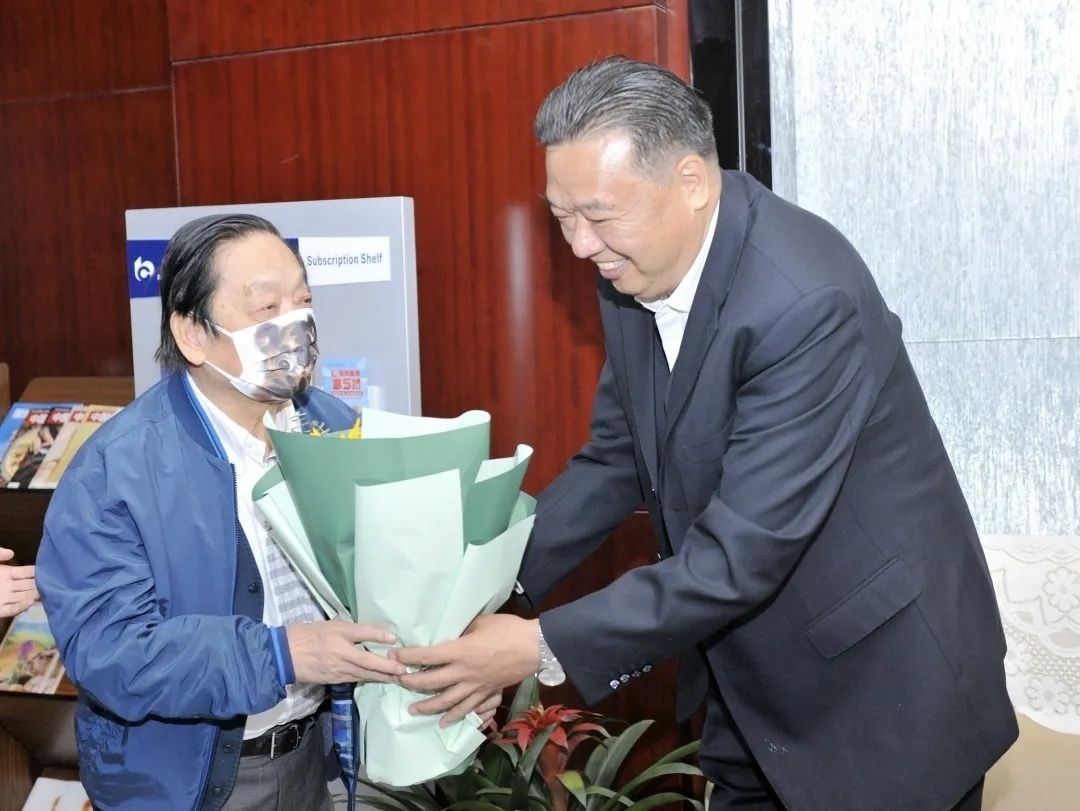 ▲青海省政協(xié)副主席、青海省林草局黨組書(shū)記、局長(zhǎng)、祁連山國(guó)家公園青海省管理局局長(zhǎng)李曉南在機(jī)場(chǎng)迎接韓美林