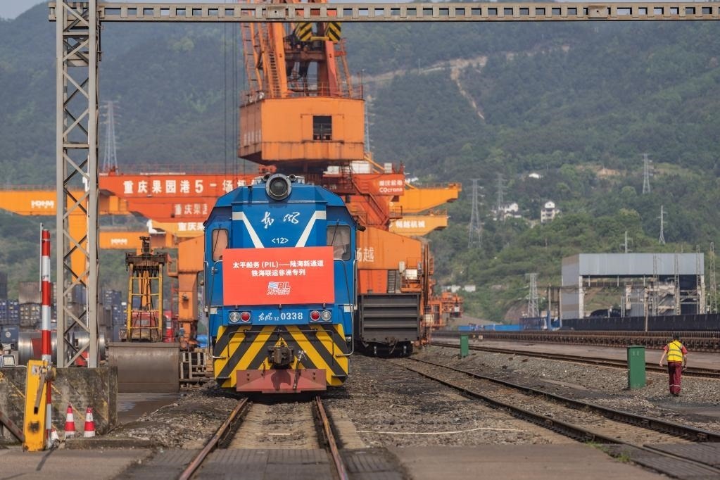 這是2023年4月27日，太平船務(wù)——西部陸海新通道江鐵海聯(lián)運非洲專列在重慶果園港魚嘴站等待發(fā)車。
