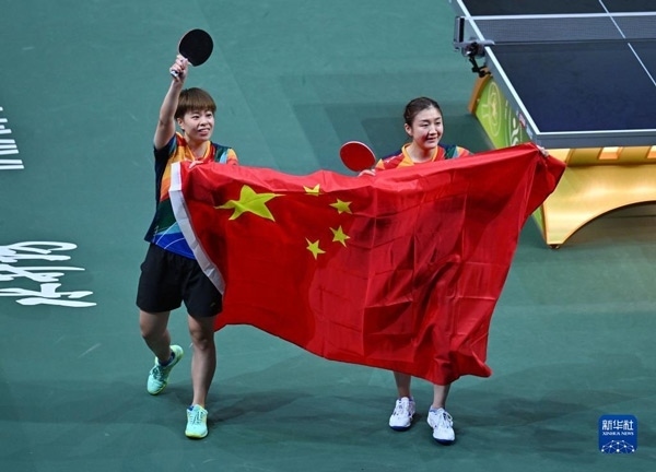 5月27日，陳夢（右）/王藝迪慶祝勝利。當(dāng)日，在南非德班進(jìn)行的2023年世界乒乓球錦標(biāo)賽女子雙打決賽中，中國選手陳夢/王藝迪以3比0戰(zhàn)勝韓國選手田志希/申裕斌，奪得冠軍。新華社記者 陶希夷攝