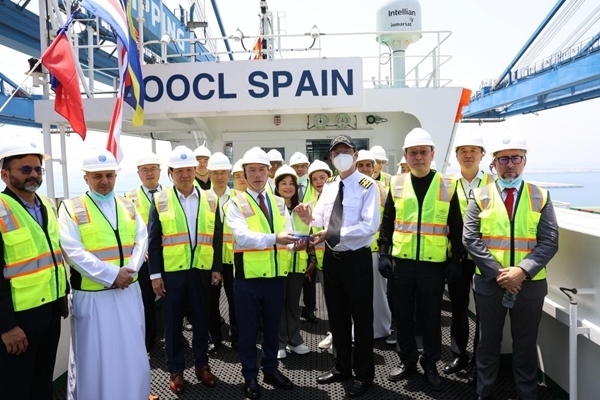 圖為與會嘉賓參觀“東方西班牙”輪。中遠海運港口阿布扎比碼頭供圖