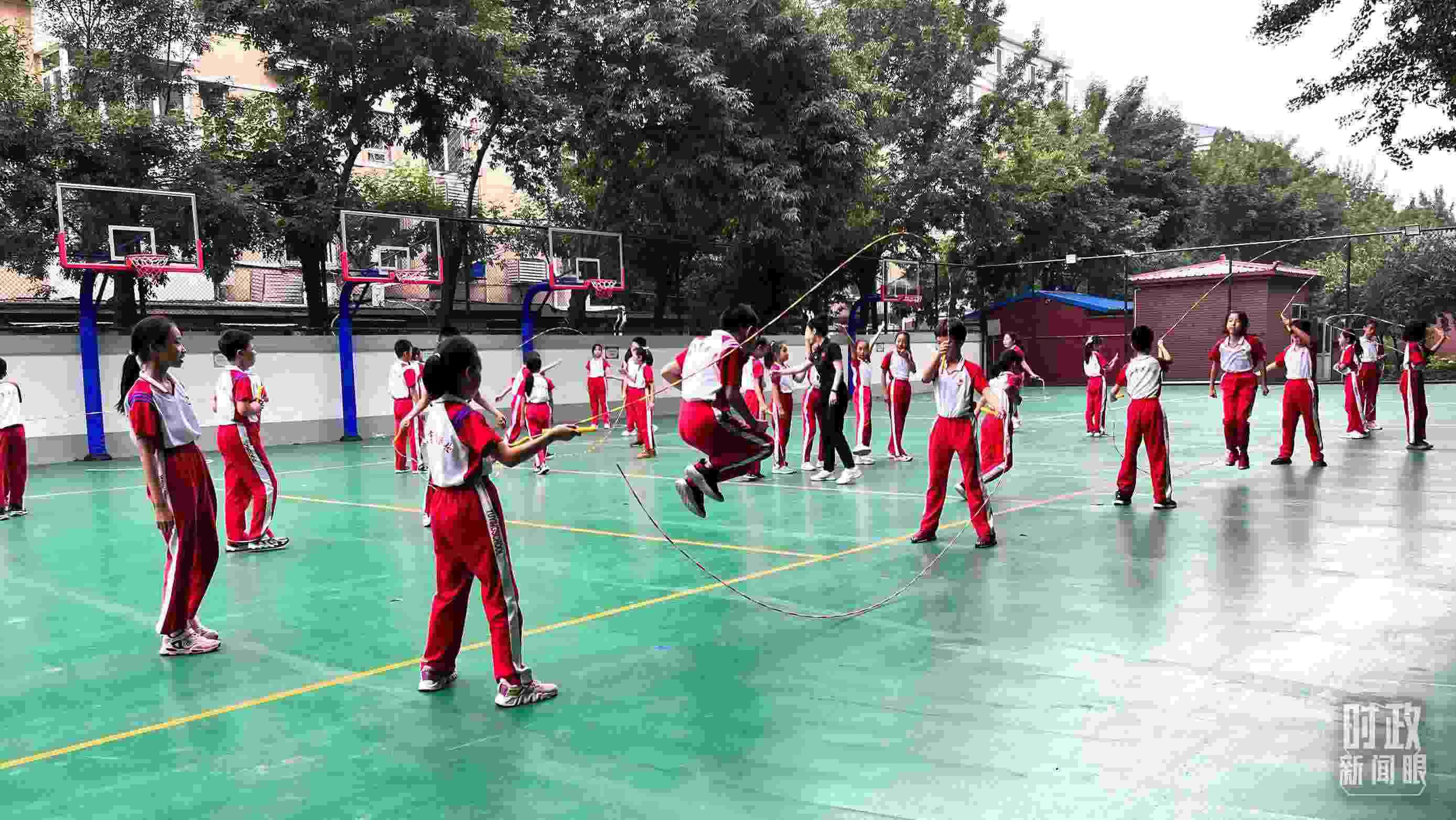 △正在跳繩的學(xué)生。（總臺(tái)央視記者張垚拍攝）
