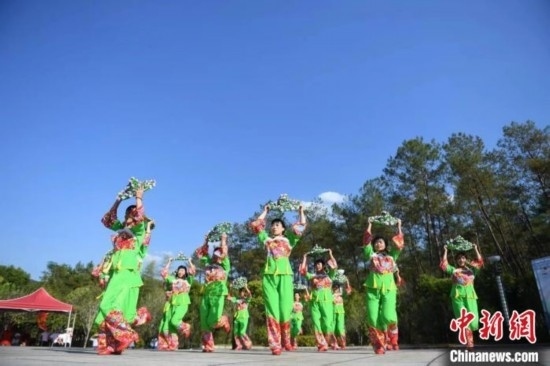 市民在跳廣場舞。 唐小晴 攝