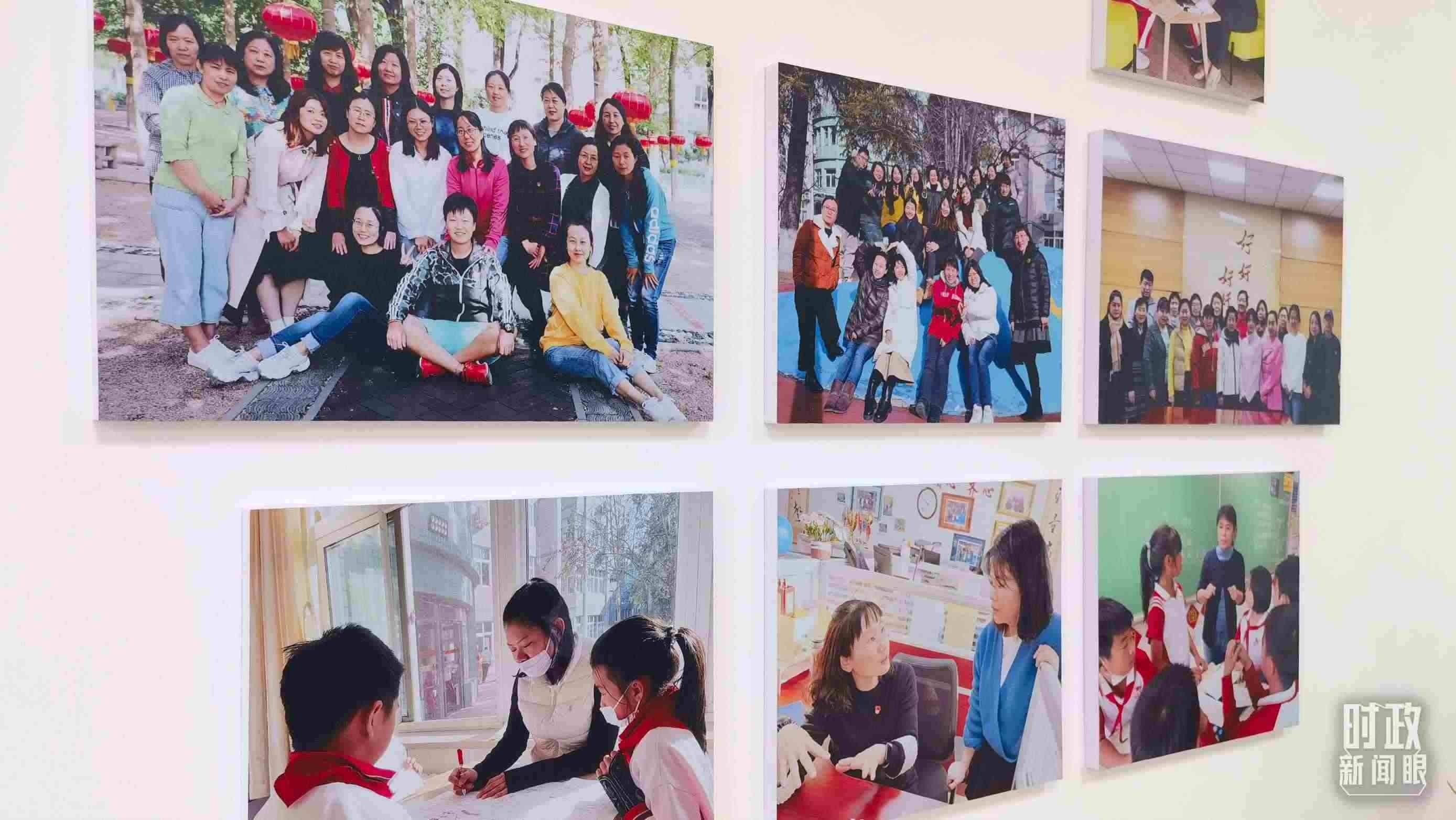 △五年級(jí)教師辦公室內(nèi)的合影展板。（總臺(tái)央視記者賈林拍攝）