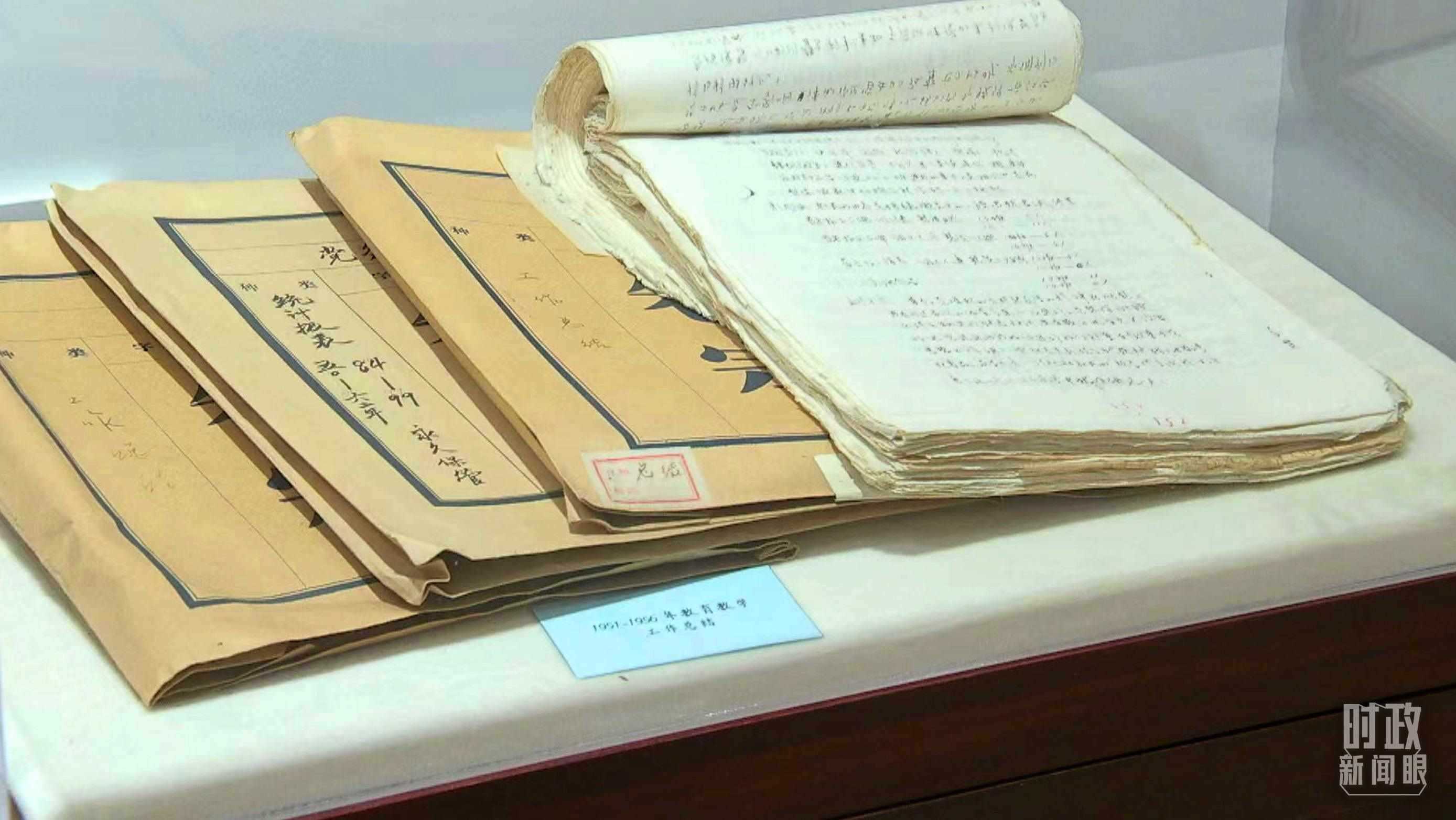 △校史館內(nèi)的教育教學(xué)工作總結(jié)展陳。（總臺(tái)央視記者金雨秋拍攝）