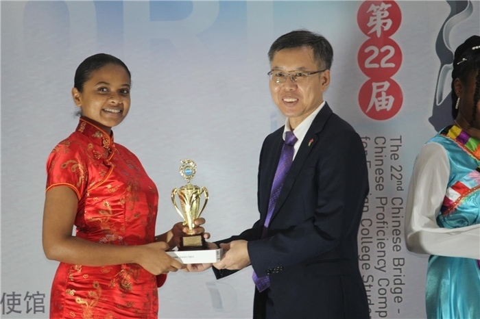 陳錫來參贊為獲獎(jiǎng)選手頒發(fā)二等獎(jiǎng)。圭亞那大學(xué)孔子學(xué)院供圖