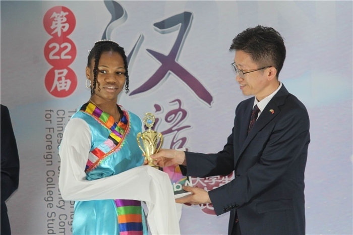 黃瑞參贊為獲獎(jiǎng)選手頒發(fā)二等獎(jiǎng)。圭亞那大學(xué)孔子學(xué)院供圖