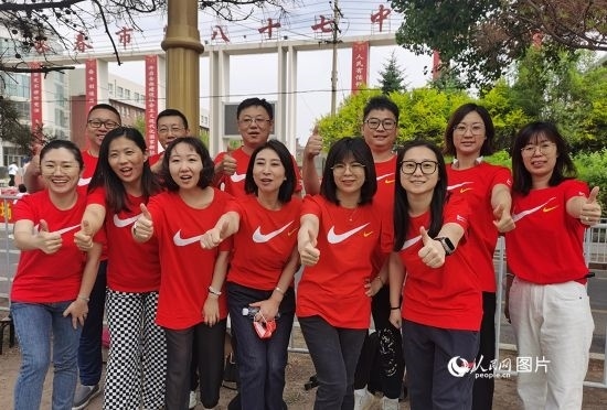 6月7日一早，陽(yáng)光明媚，天氣涼爽，在長(zhǎng)春市第八十七中學(xué)，考生們正陸續(xù)進(jìn)入考場(chǎng)。親友團(tuán)為參加高考的學(xué)子們加油鼓勁。人民網(wǎng)記者 王帝元攝