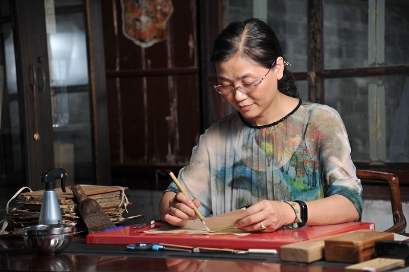 天一閣古籍修復(fù)師工作場(chǎng)景。天一閣博物院供圖