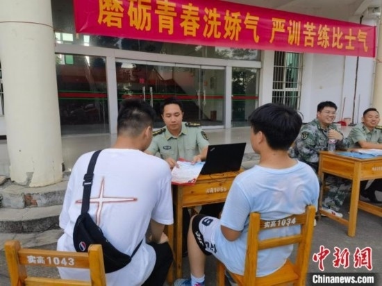 專武干部在講解相關(guān)政策。韋碩 攝