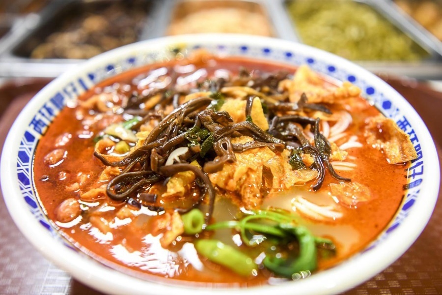 這是廣西柳州市街邊一家螺螄粉店制作的螺螄粉。新華社記者 曹祎銘 攝